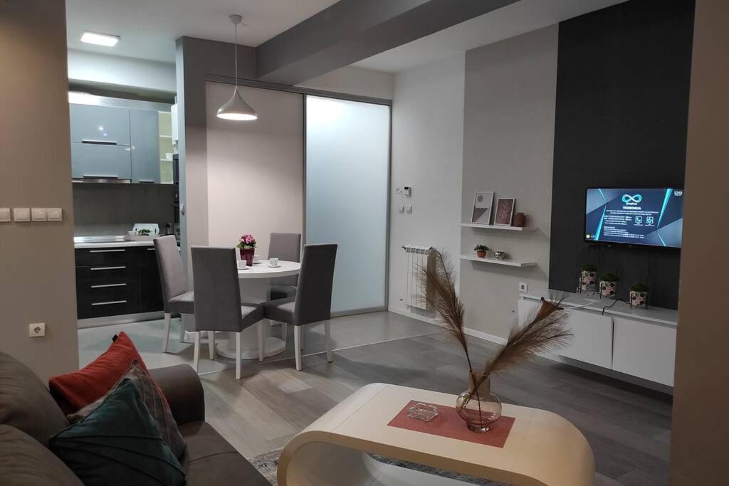 Centar One Apartmant Skopje Buitenkant foto
