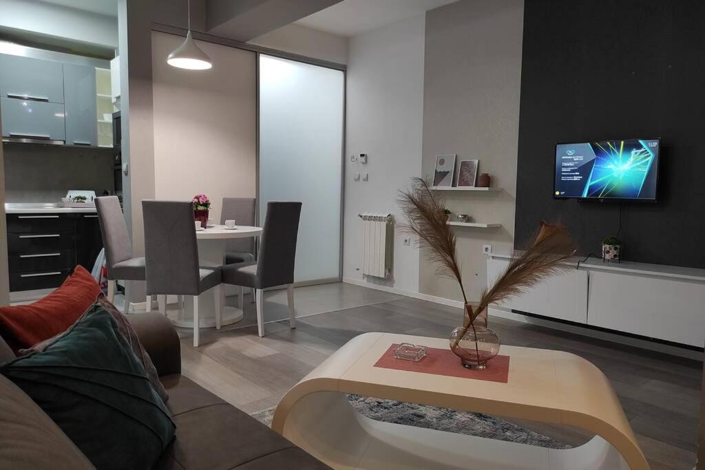 Centar One Apartmant Skopje Buitenkant foto