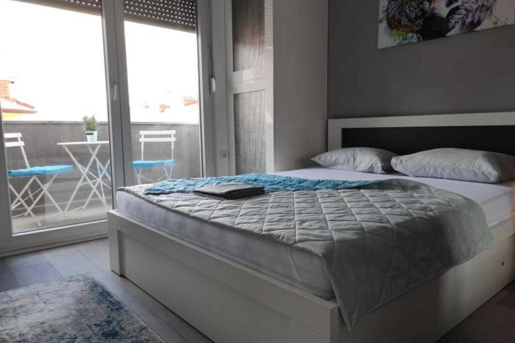 Centar One Apartmant Skopje Buitenkant foto